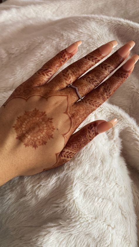 simple, small mandala design with intricate, detailed flowers and vine design on fingers - henna design Palm Mehndi Design, Finger Henna Designs, Henna Tattoo Designs Hand, Modern Henna Designs, Henna Art Designs, Simple Henna Tattoo, Latest Henna Designs, Simple Mehndi Designs Fingers, Very Simple Mehndi Designs