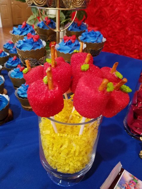 Snow White Marshmallow pops Snow White Candy Table Ideas, Snow White Snack Ideas, Snow White Dessert Table Ideas, Snow White Treats Ideas, Snow White Candy Table, Snow White Dessert Table, Snow White Themed Food, White Candy Table, Snow White Centerpiece