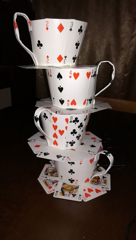 Alice In Wonderland Craft Ideas, Playing Card Crafts, Halloween Alice In Wonderland, Alice In Wonderland Crafts, Alice In Wonderland Diy, Alice In Wonderland Decorations, Alice In Wonderland Tea Party Birthday, Decoration Vitrine, Alice In Wonderland Aesthetic