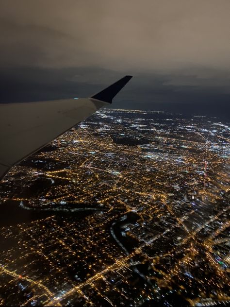 Airplane Pics, View At Night, Night Flying, Plane View, Airport Pictures, Airport Aesthetic, Ny Trip, City At Night, Night Pictures