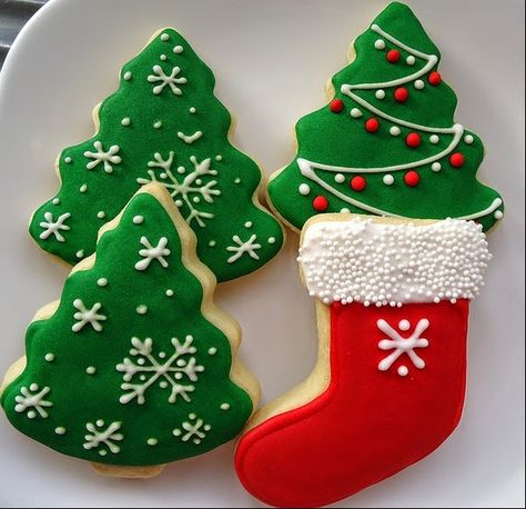 galle2 Tree Christmas Cookies, Royal Icing Christmas Cookies, Decorated Christmas Cookies, Diy Christmas Cookies, Christmas Cookies Kids, Vegan Christmas Cookies, Patisserie Fine, Cute Christmas Cookies, Tree Cookies