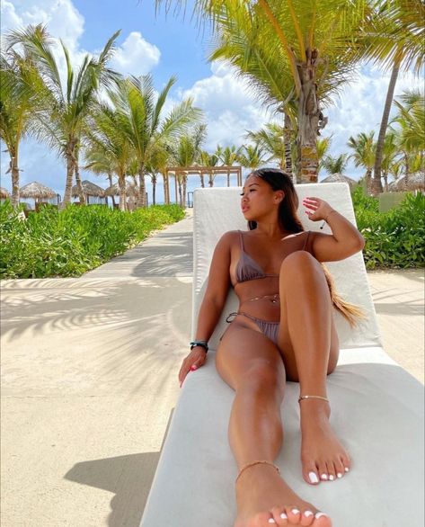 Vacation Pic Poses, Baddie Vacation Pictures, Turks N Caicos, Cruise Picture Ideas Black Women, Beach Poses Instagram Bikinis Baddie, Poses For Pictures Instagram Vacation, Baddie Beach Pics, Summer Pic Inspo Aesthetic, Poses For Vacation Pictures