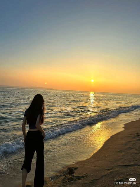 Beach Aesthetic Poses, Poses No Face, Aesthetic Poses, Hide Face, Airplane Photography, Pose Fotografi, Beach Photography Poses, Aesthetic People, No Face