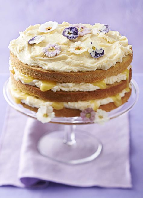 Lemon curd layer cake: A showstopping, lemony sponge cake with a delicious curd icing and beautiful edible crystallised violets and primroses from eatmyflowers.co.uk. Lemon Sponge Cake, Lemon Curd Cake, Self Saucing Pudding, Lemon Layer Cakes, Sponge Cake Recipes, Mothers Day Cake, Gateaux Cake, Food Cakes, Sponge Cake