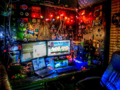 c-base Hacker Room, Cyberpunk Interior, Cyberpunk Room, Hacker Wallpaper, Cyberpunk Aesthetic, Computer Room, Arte Cyberpunk, Gaming Room Setup, Computer Setup