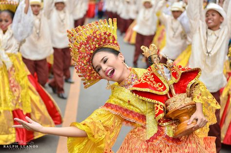 Sinulog Festival 2016 Sinulog Headdress, Sinulog Festival Costume, Sinulog Festival, Kawasan Falls, Filipino Art, Costumes Around The World, Instagram Username Ideas, Philippines Culture, Festival Costume