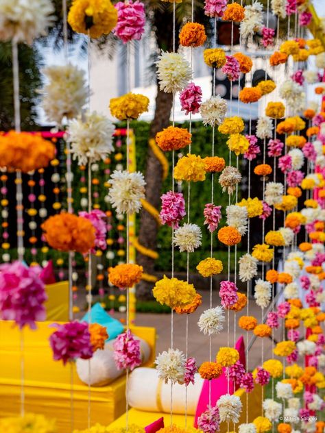 Mehendi Decor Ideas, Home Flower Decor, Tafel Decor, Mandap Decor, Desi Wedding Decor, Wedding Planning Decor, Mehndi Decor, Flower Decorations Diy, Wedding Backdrop Decorations