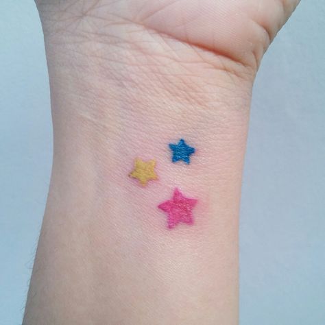 My very own girly tattoo :) pink, blue and yellow stars Pansexual Tattoo Ideas, Swaggy Tattoos, Pansexual Tattoo, Tattoo Claims, Small Cat Tattoo, Outfit Oc, Neck Tattoo Women, Best Friends Tattoo, Simple Cat Tattoo