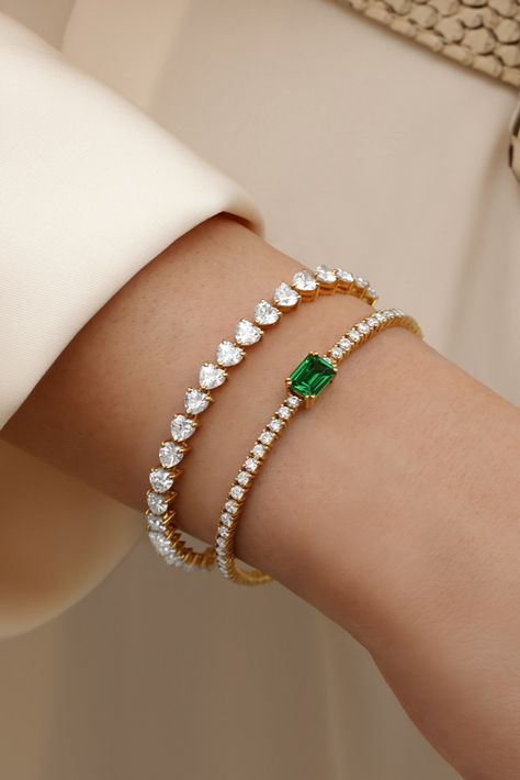 Emerald Elegance, Diamond Delight: Celebrating the Fusion of Luxurious Gems ✨💚 #aquaejewels Bracelet Diamond Luxury, Emerald Diamond Bracelet, Emerald Bracelets, Jewellery Photoshoot, Diamond Accessories, Diamond Bracelet Design, Square Jewelry, Diamond Necklace Designs, Emerald Bracelet