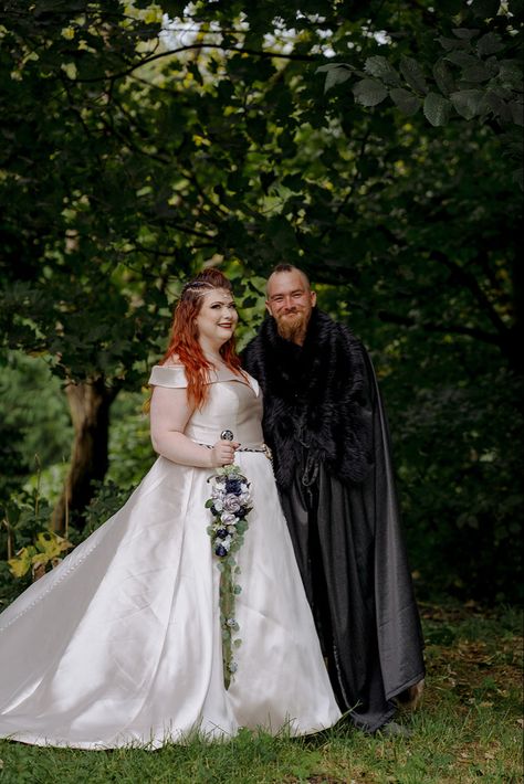 Ying and yang wedding black ans champagne colours bride and groom viking theme outdoor wedding groom fur black sword bouquet Diy Viking Wedding Decor, Viking Groom, Enchanted Forest Wedding Decorations, Wedding Swords, Heathen Wedding, Forest Wedding Decorations, Cherry Wedding, Curly Beard, Ying And Yang