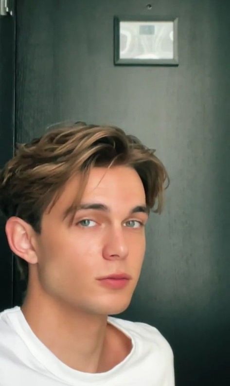 Middle Part Hair Men, Middle Part Hairstyles Men, Side Part Mens Haircut, Middle Part Hair, Nils Kuesel, Jack Ross, Haircut Boys, Side Part Haircut, Part Hair