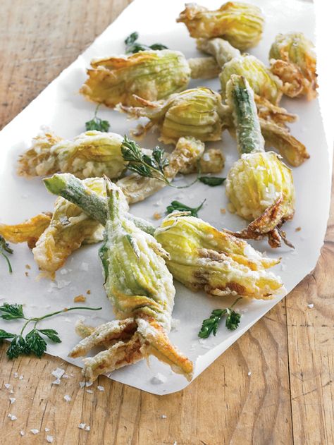 Squash Blossom Recipe, Fried Zucchini Flowers, Fried Squash Blossoms, Stuffed Squash Blossoms, Tempura Recipe, Zucchini Flowers, Zucchini Blossoms, Squash Blossoms, Zucchini Fries