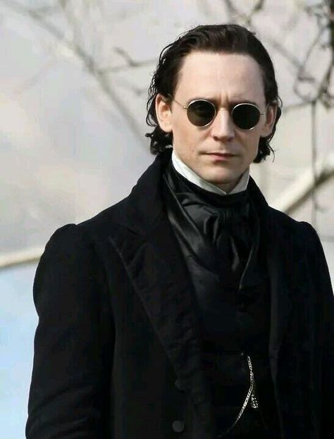 "@RosyHiddles: #CrimsonPeak #TomHiddleston  pic.twitter.com/q7m11fWPgR"//gorgeous!! https://twitter.com/KarenJonapa/status/464247112822030336 Tom Hiddleston Crimson Peak, Thomas Sharpe, Crimson Peak, Thomas William Hiddleston, British Boys, Loki Marvel, Loki Laufeyson, Tom Hiddleston Loki, British Men