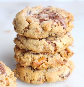 Peanut Butter Chunker Cookies Healthy Peanut Butter Cookies, Honey Roasted Peanuts, Cookies Healthy, Easy Peanut Butter Cookies, Peanut Butter Cookie Recipe, Crinkle Cookies, Peanut Butter Recipes, Honey Roasted, Simple Kitchen