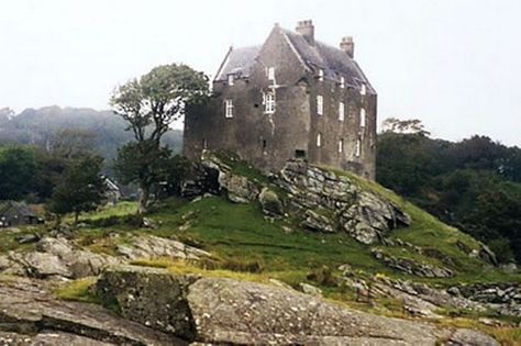 Duntrune Castle in Argyll, Scotland (home of clan McCallum) Duntrune Castle, Ghost Haunting, Haunted Castles, Castle Scotland, Haunted Castle, Castles In Scotland, Scotland Castles, Scottish Castles, Scottish Art