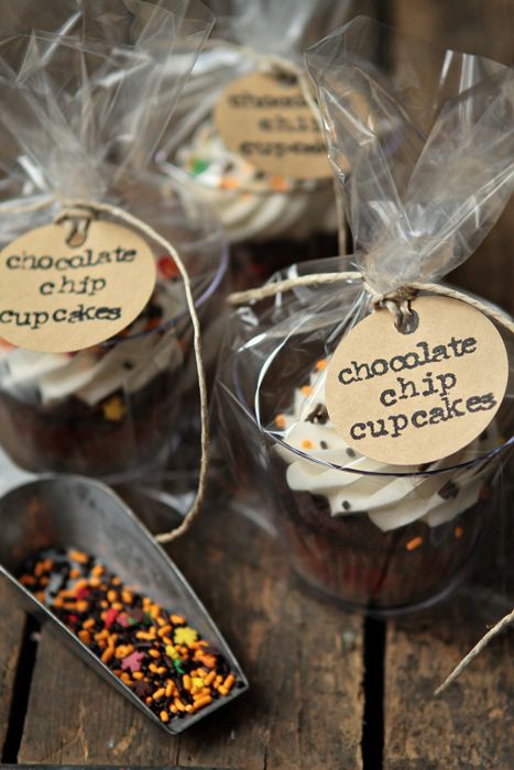 How To Package Cupcakes Mint Chocolate Chip Cupcakes, Logo Doce, Cupcake Topping, Bake Sale Packaging, Cupcake Packaging, Homemade Tags, Chocolate Chip Cupcakes, Holiday Cupcakes, Bakery Packaging