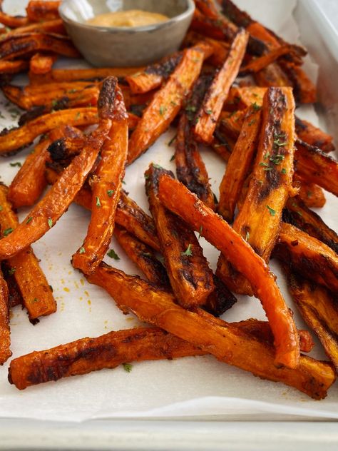 Crispy Baked Carrot Fries - Something Nutritious Paleo Sweet Potato Fries, Carrot Fries Baked, Homemade Potato Chips, Carrot Chips, Crispy Sweet Potato Fries, Fakeaway Recipes, Carrot Fries, Baked Carrots, Crispy Sweet Potato