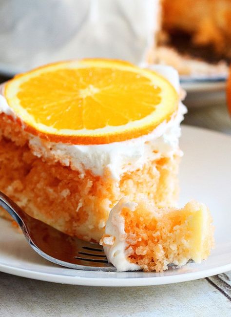 Skinny Orange Creamsicle Cake - a low calorie cake. Single slice of cake, with fork and cake piece in front. Dream Sickle Cake, Ww Cake, Orange Creamsicle Cake, Cake Piece, Low Calorie Cake, Creamsicle Cake, Orange Baking, Orange Dreamsicle, Potluck Desserts