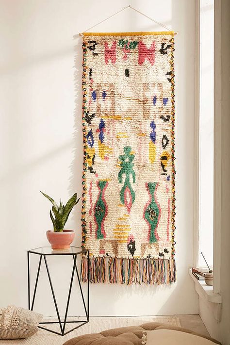 Urban Outfitters Vintage Inspired Wall Hanging Rug Hanging, Textile Wall Art, Décor Boho, Boho Dekor, Decor Guide, Retro Home Decor, Retro Home, Bohemian Home, Bohemian Decor