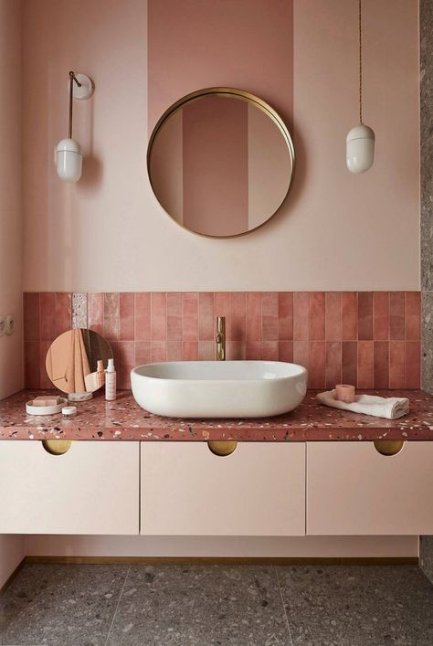 Green Bathroom Colors, Trending Bathroom Colors, Bathroom Wallpaper Trends, Feminine Apartment, Pink Tile Bathroom, Wallpaper Accent Wall Bathroom, Små Rum Lidt Plads, Small Bathroom Wallpaper, Jam Session