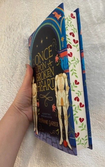 Books With Painted Edges, Painting A Book Cover, Book Edge Painting Ideas, Edges Drawing, Book Edge Painting, Book Paintings, Book Edges, Caraval Book, Book Reading Journal