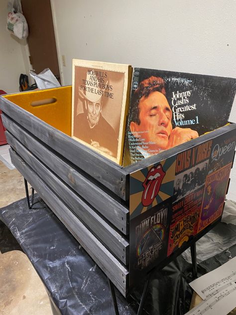 Record Crate Ideas, Painted Wooden Crates Ideas, Wood Crate Painting Ideas, Crate Box Ideas, Painted Crates Ideas, Crate Painting Ideas, Wooden Crate Painting Ideas, Crate Painting, How To Paint Wooden Crates