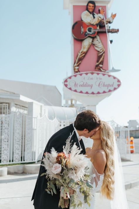 Vegas Wedding Bouquet, Vegas Elopement Photography, Downtown Elopement, White Wedding Chapel, Elvis Wedding, Las Vegas Wedding Photos, Vegas Bride, Vegas Wedding Photos, Vegas Wedding Chapel