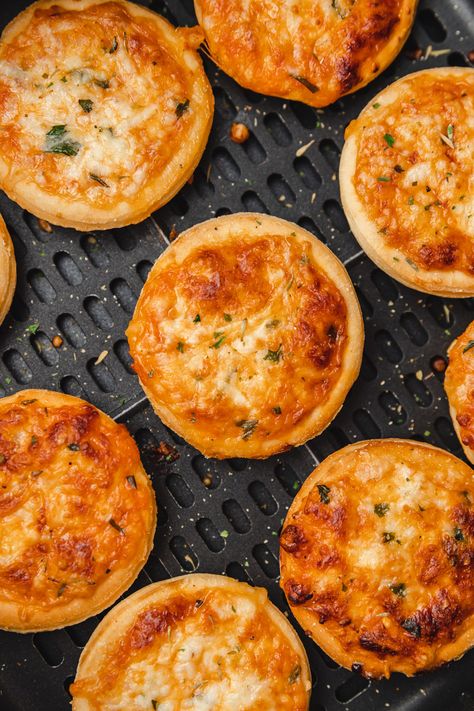 Air Fryer Mini Pizza - cravingsmallbites.com Mini Pizza In Air Fryer, Air Fryer Tempura, Easy Mini Pizza Recipe, Air Fryer From Frozen, Pizza In Air Fryer, Finger Foods Ideas, Pizza Dipping Sauce, Mini Pizza Recipes, Reheat Pizza