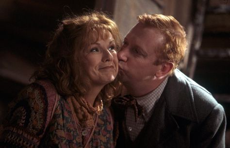 10 Harry Potter Parents, Ranked | Bustle Mr And Mrs Weasley, Mr Weasley, Harry Potter Parents, Mrs Weasley, Weasley Aesthetic, Arthur Weasley, Weasley Family, Harry Potter Wall, The Burrow