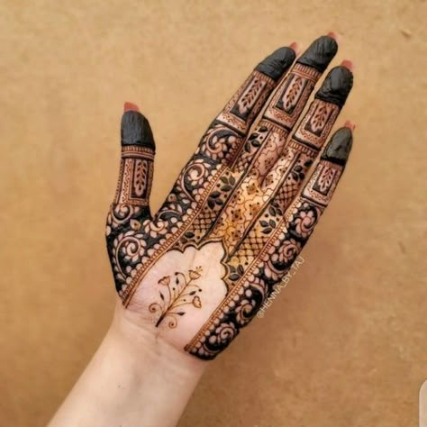 Mehndi design on palm Mehedi Design For Palm, Kamal Mehendi Design, Tattoo Designs Mehandi, Unique Mendhi Design, Mehendi Design For Wedding, Palm Henna Design, Samfree Styles, Palm Henna Designs, Latest Mehndi Design