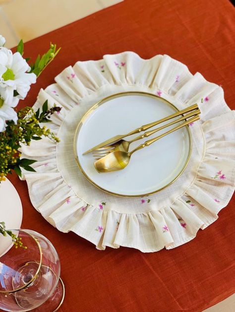 Round Placemats Diy, Diy Placemats Fabric, Kids Tea Party, Coconut Shell Crafts, Diy Placemats, Napkin Rings Diy, Table Cloth Decorations, Round Placemat, Ruffle Linen