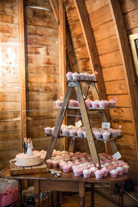 Vintage Wedding Cupcakes, Ladder Wedding, Rustic Country Wedding Decorations, Wedding Cupcake Display, Cupcake Table, Tafel Decor, Cupcake Stands, Country Wedding Decorations, Cake And Cupcakes