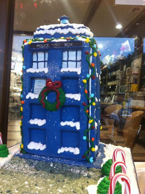 Gingerbread TARDIS with How To DIY Instructions by FortuneKitty via Reddit | Doctor Who Craft Doctor Who Party, Doctor Who Crafts, Geek Christmas, Doctor Who Christmas, Cake Wrecks, Christmas House Lights, Wibbly Wobbly Timey Wimey Stuff, Timey Wimey Stuff, Christmas Gingerbread