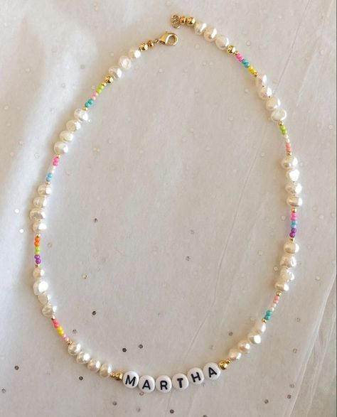 Beaded Name Necklace, Pulseras Kandi, Indie Jewelry, Beaded Necklace Diy, Pearl Choker Necklace, Homemade Jewelry, Handmade Wire Jewelry, Fresh Water Pearl, Diy Crafts Jewelry