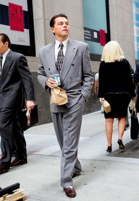 Leonardo Dicaprio The Wolf Of Wallstreet, Yuppie Fashion, 90s Men Fashion, Leonardo Dicaprio Movies, 80s Suit, The Wolf Of Wall Street, Wolf Of Wall Street, Leo Dicaprio, Men Stylish Dress