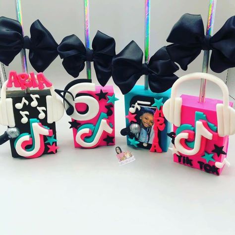 Tik Tok Rice Crispy Treats, Tiktok Treats, Brownie Decorado, Smash Chocolate, Brownies Decorados, Tiktok Party, Tiktok Birthday, Brownie Pops, Bday Party Kids