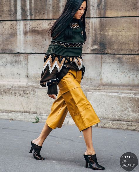 YOYO CAO on Instagram: “Thinking of packing for fashion month be like ⌛️ Photo by @styledumonde” Yoyo Cao, Edgy Fits, Style Vert, Hippie Mode, 2020 Street Style, Street Style Fall, Street Style 2018, Boho Mode, Closet Inspiration