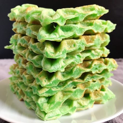 Mochi Waffle Recipe, Resep Mochi, Mochi Waffle, Mochi Waffles, Rice Flour Recipes, Vietnamese Dessert, Mochi Recipe, Street Food Market, Japanese Street Food