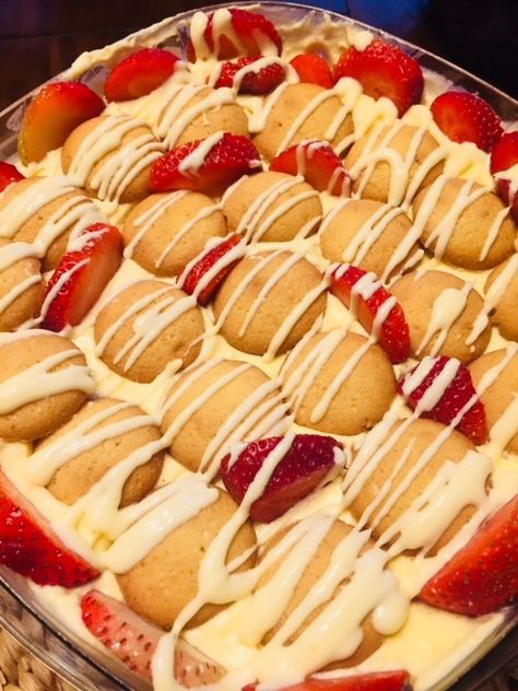 Recipe Momma: STRAWBERRY BANANA PUDDING Pudding Layer Cake, Strawberry Banana Pudding, Recipe With Strawberries, Lake Recipes, 7up Cake, Homemade Banana Pudding Recipe, Easy Banana Pudding Recipe, Banana Pudding Desserts, Southern Banana Pudding