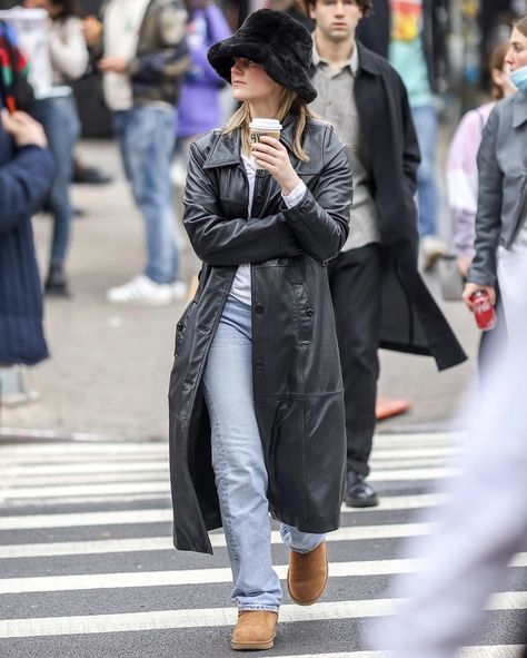 Black Fuzzy Bucket Hat Outfit, Black Fur Hat Outfit, Winter Bucket Hat Outfit, Bucket Hat Winter Outfit, Bucket Hat Outfit Winter, Watching New York, Matrix Coat, Black Hat Outfit, Fur Hat Outfit