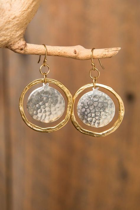 Bijoux Fil Aluminium, Handmade Gold Jewellery, Mixed Metal Jewelry, Hammered Gold, Silver Jewelry Handmade, Diy Schmuck, Hammered Silver, Metal Earrings, Jewelry Projects