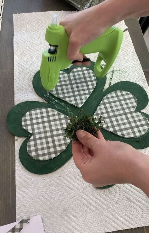 Dollar Tree currently has these MDF shamrock shapes in stock and I knew it would be perfect for a St. Patrick's Day wreath! This project was super simple, cheap and took less than 30 minutes to put together. Easy and Quick dollar store St. Patricks wreath idea for front door DIY. Diy Cake Plate Stand, St Pats Wreath, Diy St Patricks Day Wreath, Clover Wreath, St. Patrick's Day Diy, Wreaths St Patricks, March Crafts, St Patricks Crafts, Easy Diy Wreaths