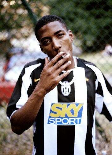 Riko Football Lifestyle, Uk Grime, Black American Culture, Dizzee Rascal, Sneakers Hypebeast, Football Jersey Outfit, Vintage Football Shirts, Classic Football Shirts, Football Fashion