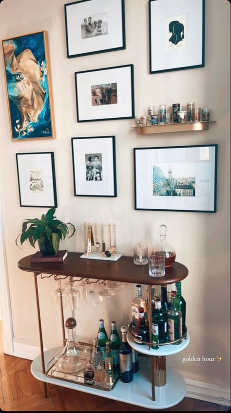 Bar Table Interior Design, Bar Cart Corner Living Room, Apartment Liquor Bar, Small Space Bar Cart, Bar Wall Apartment, Apartment Bar Set Up, Bar Cart Living Room Decor, Bar Cart Dining Room Ideas, Bar Cart Photos