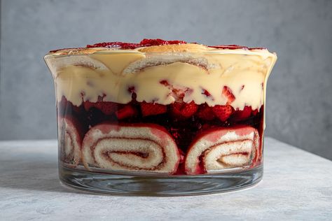 Go retro with this classic English trifle recipe, perfect for Christmas dessert. Stay traditional or get creative endless variations. Traditional Trifle Christmas, Traditional Trifle Recipes, English Christmas Trifle, English Trifle Recipe Traditional, English Christmas Desserts, Classic Trifle, English Trifle Recipe, Traditional Trifle, Traditional English Trifle