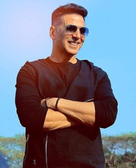 Akshay Kumar And Twinkle, Akshay Kumar Photoshoot, Akshay Kumar Style, Rekha Actress, Famous Indian Actors, Ms Dhoni Wallpapers, Cars Collection, Monthly Income, Jodie Comer