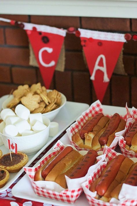 Shabby Chic Bunting, Canada Day Fireworks, Canada Party, Canada Day Party, Diy Shabby Chic, Shabby Chic Easter, Happy Canada Day, Food Stations, Climbing Gear