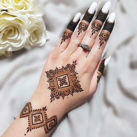 Unique Mehndi Designs Palms, Unique Henna, Tato Henna, मेहंदी डिजाइन, Henna Tattoo Designs Hand, Mehndi Designs For Kids, Simple Mehndi Designs Fingers, Tattoo Henna, Modern Mehndi Designs