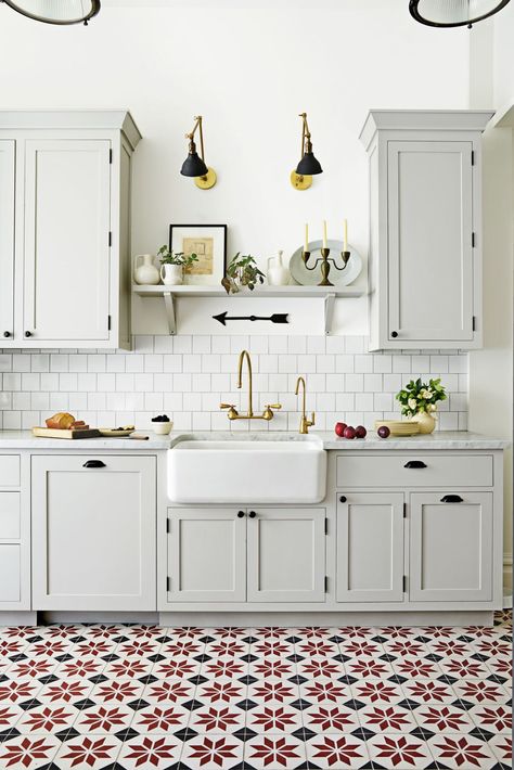 15 Gorgeous Kitchen Trends for 2019 - New Cabinet and Color Design Ideas Model Dapur, Серая Кухня, Kabinet Dapur, Fresh Kitchen, Farmhouse Kitchen Cabinets, Floor Tile Design, Country Kitchen Decor, White Kitchen Design, Kitchen Design Trends