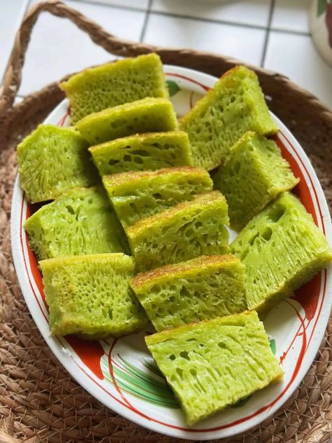 Foolproof Bánh Bò Nướng (Vietnamese Pandan Honeycomb Cake) Pandan Honeycomb Cake Recipe, Pandan Honeycomb Cake, Vietnamese Pancakes, Banh Bo, Sponge Cake Easy, Vietnamese Desserts, Pandan Cake, Honeycomb Cake, Vietnamese Dessert